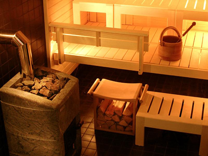 Интерьер бани с печкой каменкой на дровах
