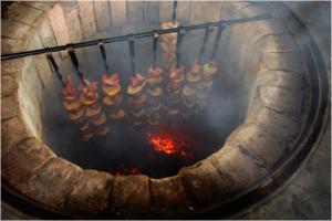 В тандыре можно готовить любые блюда, в том числе, шашлык.